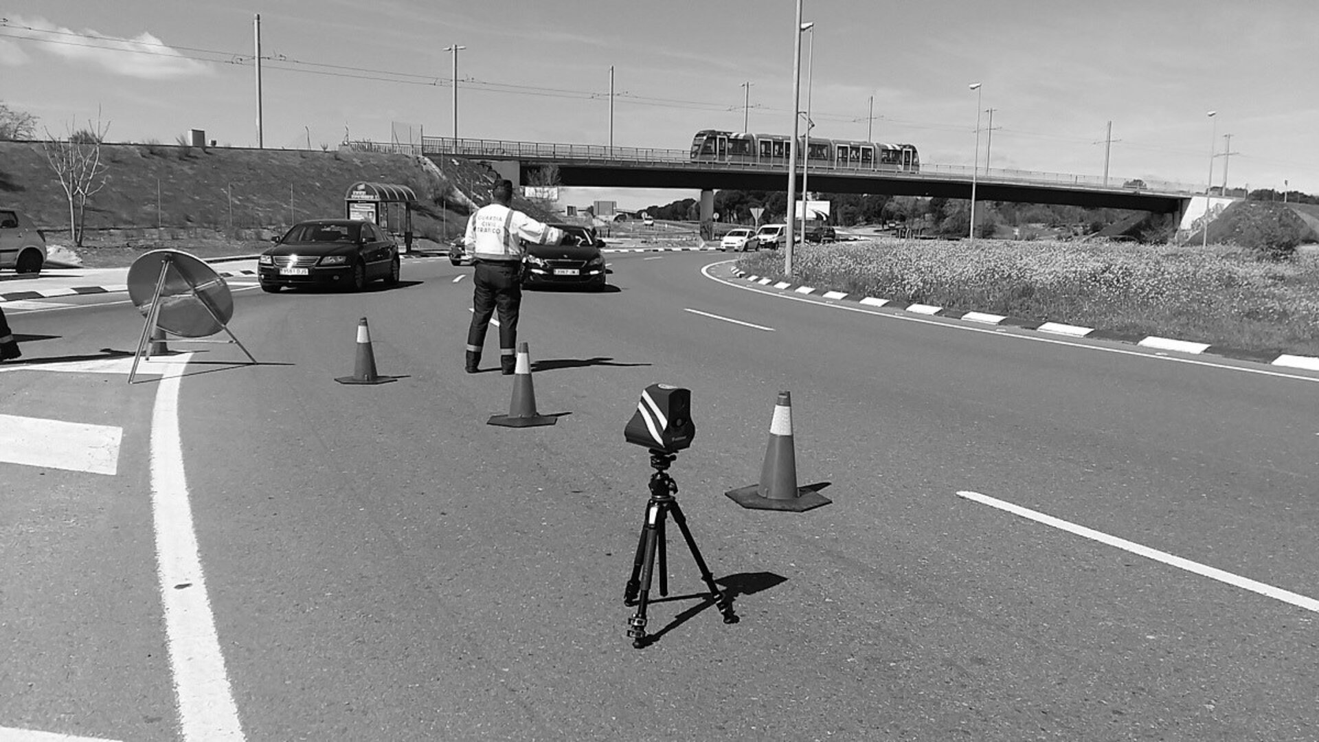 Multas de tráfico en 2025: la DGT endurece sanciones por uso del móvil al volante